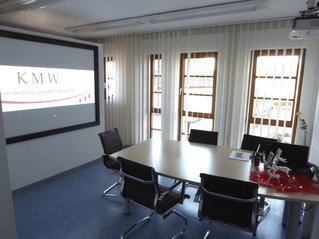 Besprechungsraum mit Leinwand